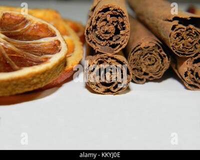 Gesunde Inhaltsstoffe für Getränke und Mahlzeiten äpfel Zimt orange Anis Ingwer Stockfoto