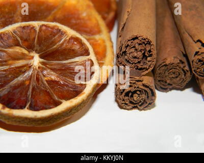 Gesunde Inhaltsstoffe für Getränke und Mahlzeiten äpfel Zimt orange Anis Ingwer Stockfoto