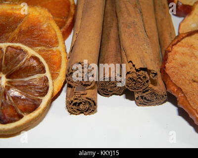 Gesunde Inhaltsstoffe für Getränke und Mahlzeiten äpfel Zimt orange Anis Ingwer Stockfoto