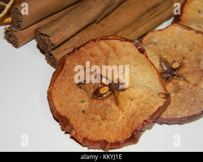 Gesunde Inhaltsstoffe für Getränke und Mahlzeiten äpfel Zimt orange Anis Ingwer Stockfoto