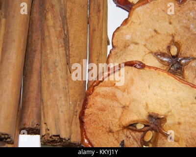 Gesunde Inhaltsstoffe für Getränke und Mahlzeiten äpfel Zimt orange Anis Ingwer Stockfoto