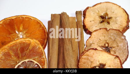Gesunde Inhaltsstoffe für Getränke und Mahlzeiten äpfel Zimt orange Anis Ingwer Stockfoto