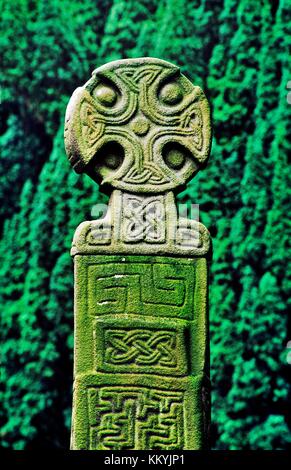 Das Kreuz von Nevern. Mittelalterlichen Steinkreuz keltischen christlichen auf dem Friedhof der Pfarrkirche Nevern, Pembrokeshire, Dyfed, Wales UK Stockfoto