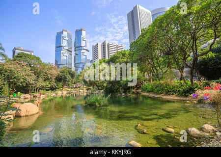 Hong Kong, China - 7. Dezember 2016: schöne Aussicht auf Teich an der üppigen Hong Kong Park von lippo center Hochhäuser in Central Business dist umgeben Stockfoto