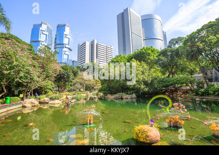 Hong Kong, China - 7. Dezember 2016: die malerische Landschaft der Bank von China und lippo Centre, Spiegelung in den künstlichen See von Hong Kong Park. zentrale BUSIN Stockfoto