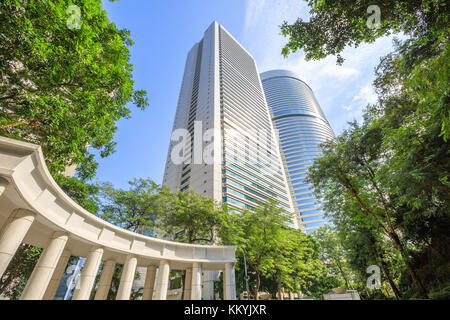 Hongkong, China - 7. Dezember 2016: Kolonnade im Hong Kong Park. Conrad und Pacific Place, der prestigeträchtigste Einkaufs- und Unterhaltungskomplex in Stockfoto