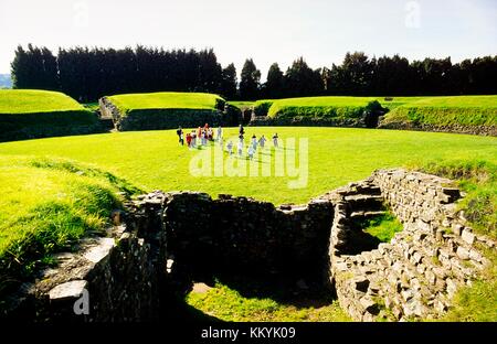 Schüler innen römisches Amphitheater von caerleon, Wales. einst Sitz der Legio ii Augusta der römischen Armee in Großbritannien Stockfoto