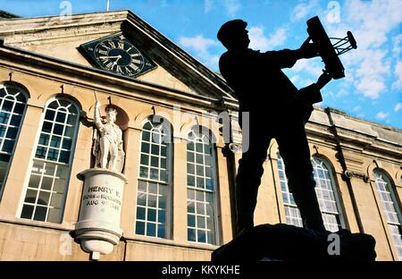 Statuen von König Heinrich V. und Charles Stewart Rolls vor der georgianischen Shire Hall in der Stadt Monmouth, Gwent, Wales, Großbritannien Stockfoto