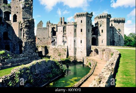 Raglan Castle in der Nähe von Monmouth in Gwent, East Wales, UK zeigt die Graben, Mauern und Eingang Türmen Stockfoto