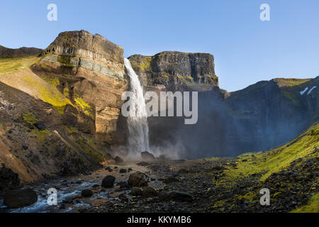 Der Wasserfall háifoss liegt in der Nähe des Vulkans Hekla im Süden von Island gelegen. Der Fluss fossá, einem Nebenfluss der þjórsá, fällt hier aus einer Höhe von Stockfoto