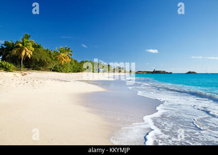 Turners Beach in Antigua mit tiefblauen Himmel und türkisfarbenem Wasser. Stockfoto