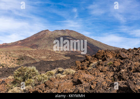 Pico Viejo Teide mit den Verbrannten schwarzer Bereich Narices del Teide, in der Nähe von Montana Samara und Cuevas Negras, Las Canadas del Teide, National Park gesehen Stockfoto