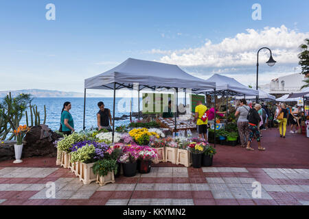 Markt Tag einschließlich eines Abschnitts für frische Lebensmittel und Blumen auf dem Gehweg entlang der Küste und der Insel La Gomera am Horizont, Playa San Jua Stockfoto