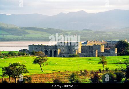 Beaumaris Castle, Anglesey, North Wales, UK mit Menai Strait und Berge von Snowdonia hinter Stockfoto