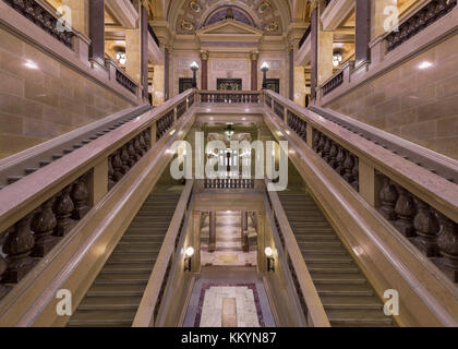 Korridor umgeben von Treppen im Wisconsin State Capitol in Madison, Wisconsin Stockfoto