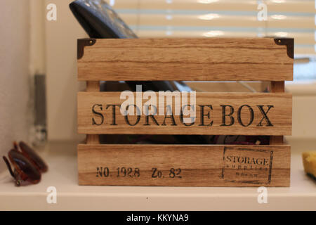 Holz- Aufbewahrungsbox mit Sonnenbrille und andere Dinge als Dekoration auf einem Home Sae-Raum Stockfoto