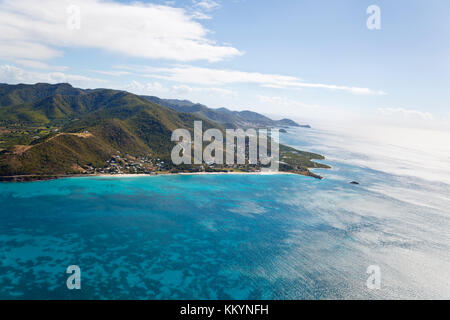 Blick aus dem Hubschrauber zu Turners Beach und Jennings in Antigua. Stockfoto