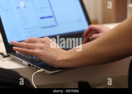 Weibliche Hände tippen und arbeitet an einem Laptop Freiberufler Stockfoto