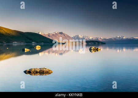 Eine ruhige nebligen Morgen in Lake Tekapo, Canterbury, Neuseeland. Stockfoto