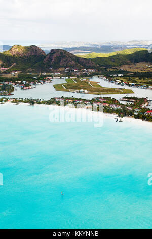 Blick aus dem Hubschrauber zu Jolly Beach und Jolly Harbour in Antigua. Stockfoto