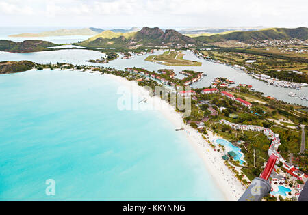 Blick aus dem Hubschrauber zu Jolly Beach und Jolly Harbour in Antigua. Stockfoto