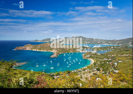 Blick von Shirley Heights auf English Harbour Hafen nach Falmouth. Stockfoto