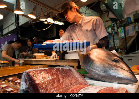 Tokio, Japan - November 11,2016: frisches Fleisch und Leiter der Thunfisch bereit, Slice und Kochen für Sushi Menü im Restaurant Tsukiji Fischmarkt in Tok Stockfoto