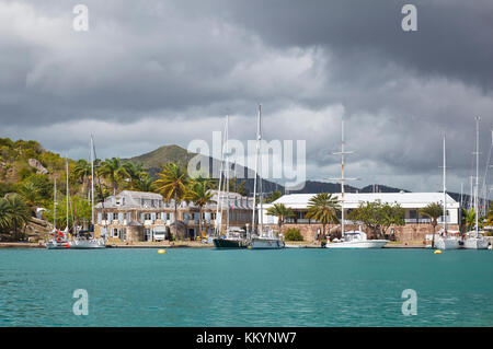 Blick von einem Boot auf Nelsons Dockyard bei English Harbour. Stockfoto