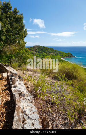 Wand eines alten Forts in der Nähe der schwarzen Punkt in Antigua. Blick über Falmouth Harbour Eingang. Stockfoto