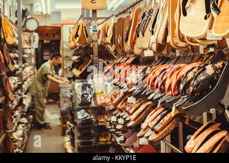 Tokio, Japan - 1. September 2023: Japanischer traditioneller Schuhladen (Geta Wood Clog) auf dem lokalen Markt in Tokio, Japan. Stockfoto