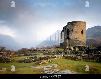 Mittelalterliche Burg Dolbadarn Gwynedd, Wales, UK. Suchen SE bis Tal von Nant Beris Llanberis Pass Stockfoto