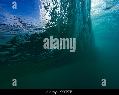 Unterwasser wave, bricht dann entlang der Küste von Fuerteventura Stockfoto