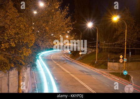 Nacht Straße lange Belichtung auf der Autobahn mit leichten Spuren von der Trafic und Laternen und Bäumen Slowakei Stockfoto