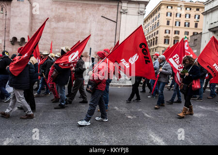 Rom, Italien. 02 Dez, 2017. italienischen Gewerkschaft CGIL eine Demonstration gegen die Rentenreform der italienischen Regierung in Rom zu protestieren, Italien am 02. Dezember 2017. Tausende von Demonstranten an einer anti-regierung Rallye die cgil Gewerkschaften aufgerufen, gegen die automatische Wanderung der Rente auf 67 Jahre Protest von 2019. Credit: Giuseppe ciccia/Pacific Press/alamy leben Nachrichten Stockfoto