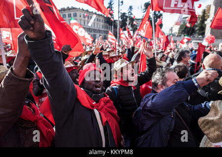 Rom, Italien. 02 Dez, 2017. italienischen Gewerkschaft CGIL eine Demonstration gegen die Rentenreform der italienischen Regierung in Rom zu protestieren, Italien am 02. Dezember 2017. Tausende von Demonstranten an einer anti-regierung Rallye die cgil Gewerkschaften aufgerufen, gegen die automatische Wanderung der Rente auf 67 Jahre Protest von 2019. Credit: Giuseppe ciccia/Pacific Press/alamy leben Nachrichten Stockfoto