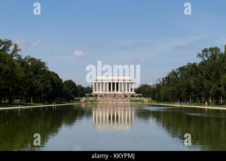 Das Lincoln Memorial gesehen in der Lincoln Memorial Reflecting Pool, Washington DC, USA. Stockfoto