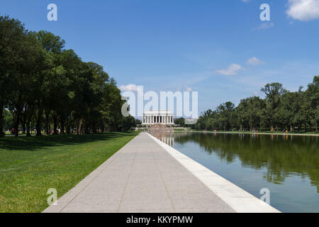 Das Lincoln Memorial gesehen in der Lincoln Memorial Reflecting Pool, Washington DC, USA. Stockfoto