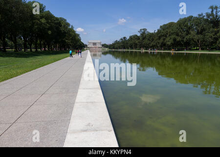 Das Lincoln Memorial gesehen in der Lincoln Memorial Reflecting Pool, Washington DC, USA. Stockfoto