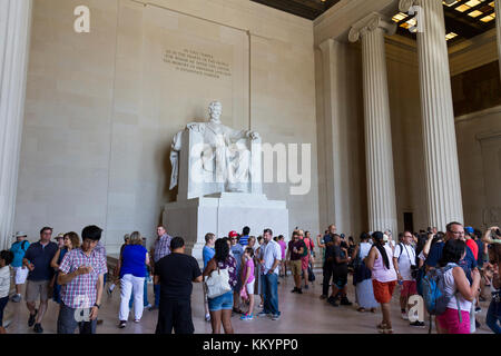 Die Besucher der Statue von Abraham Lincoln im Lincoln Memorial, Washington DC, USA. Stockfoto