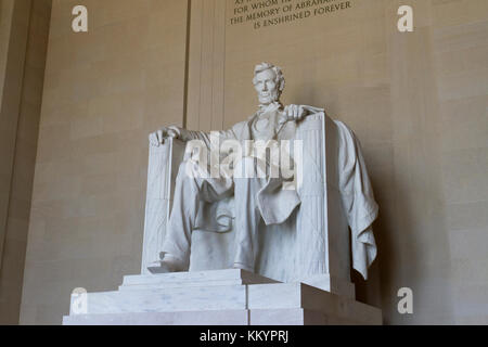 Einen direkten Blick auf die Statue von Abraham Lincoln im Lincoln Memorial, Washington DC, USA. Stockfoto