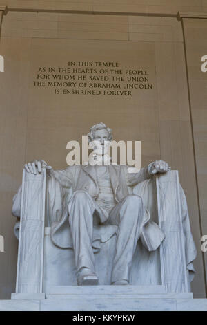 Einen direkten Blick auf die Statue von Abraham Lincoln im Lincoln Memorial, Washington DC, USA. Stockfoto