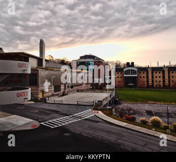 In Syracuse, New York, USA. Dezember 2, 2017. Blick von einem der Decks des Carrier Dome in Syracuse, New York mit Blick auf die Forstwirtschaft fahren Sie auf der Syra Stockfoto