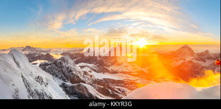 Sonnenuntergang von Margherita Hütte am Monte Rosa gesehen mit einem wunderschönen Panoramablick auf das Matterhorn Stockfoto