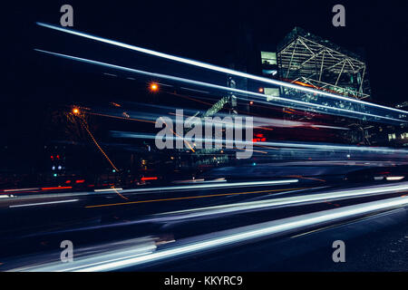 City Light Trails der PKW-Verkehr auf der Straße in der Nacht Stockfoto