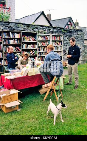 Gebrauchte Bücher zum Verkauf im Schlosshof, Dorf von Hay-on-Wye, Powys, Wales, UK, berühmt für jährliche Literaturfestival Heu Stockfoto