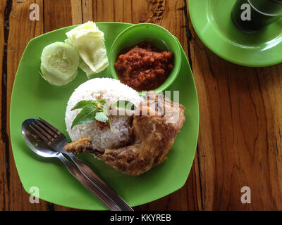 Typisch indonesischen Gericht: Nasi Ayam lalapan Stockfoto