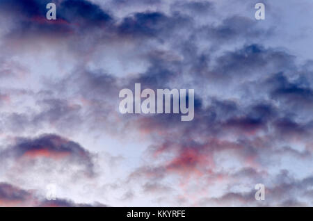 Leady Wolken an einem stürmischen Tag Stockfoto