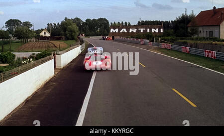 Steve McQueen als Rennfahrer Michael Delaney bereitet Erich Stahler in Ferrari 512 LM in der Jährlichen 24-Std.-Grand Prix Rennen, von "Le Mans" (1971) unter der Regie von H. Lee Katzin überholen. Stockfoto