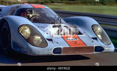 Steve McQueen als Rennfahrer Michael Delaney driving Golf Team' s Porsche 917 von "Le Mans" (1971) unter der Regie von H. Lee Katzin. Stockfoto