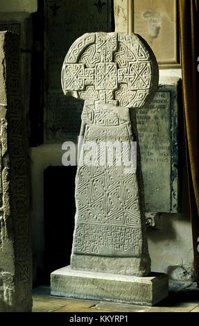 Das Houelt-Kreuz. Einer der frühen britischen keltischen christlichen Steinen in St. Illtyd Kirche, Llantwit Major, Glamorgan, Wales, UK Stockfoto